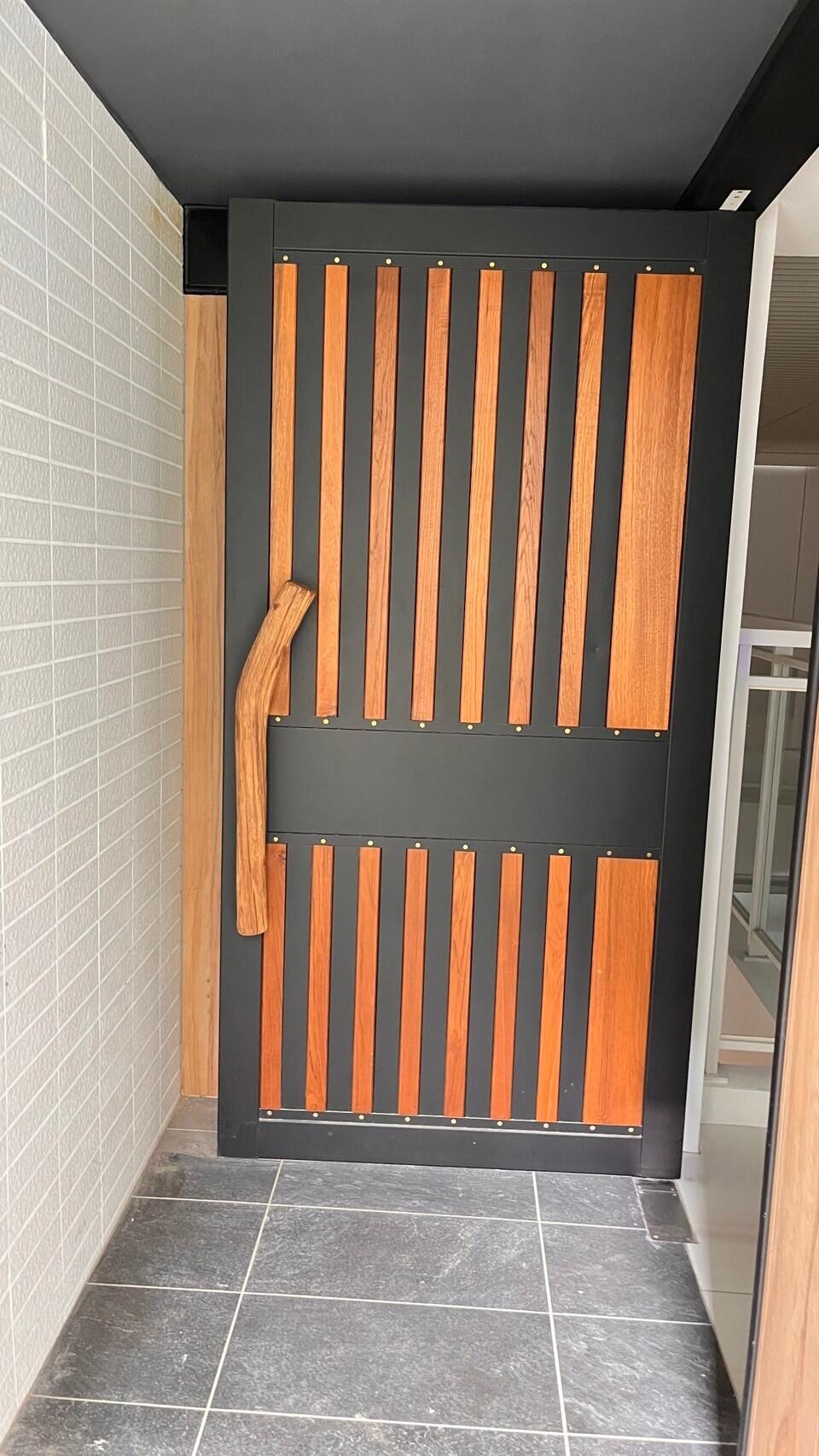 車庫門/大門/小門/滑軌門/旋轉門/木把手