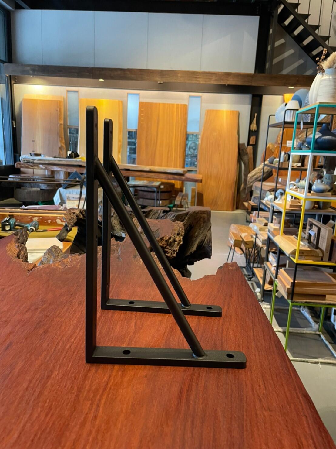 層板/層架/樓梯蓋板 層板的鐵件或是隱藏五金皆可以根據承重與結構量身訂製