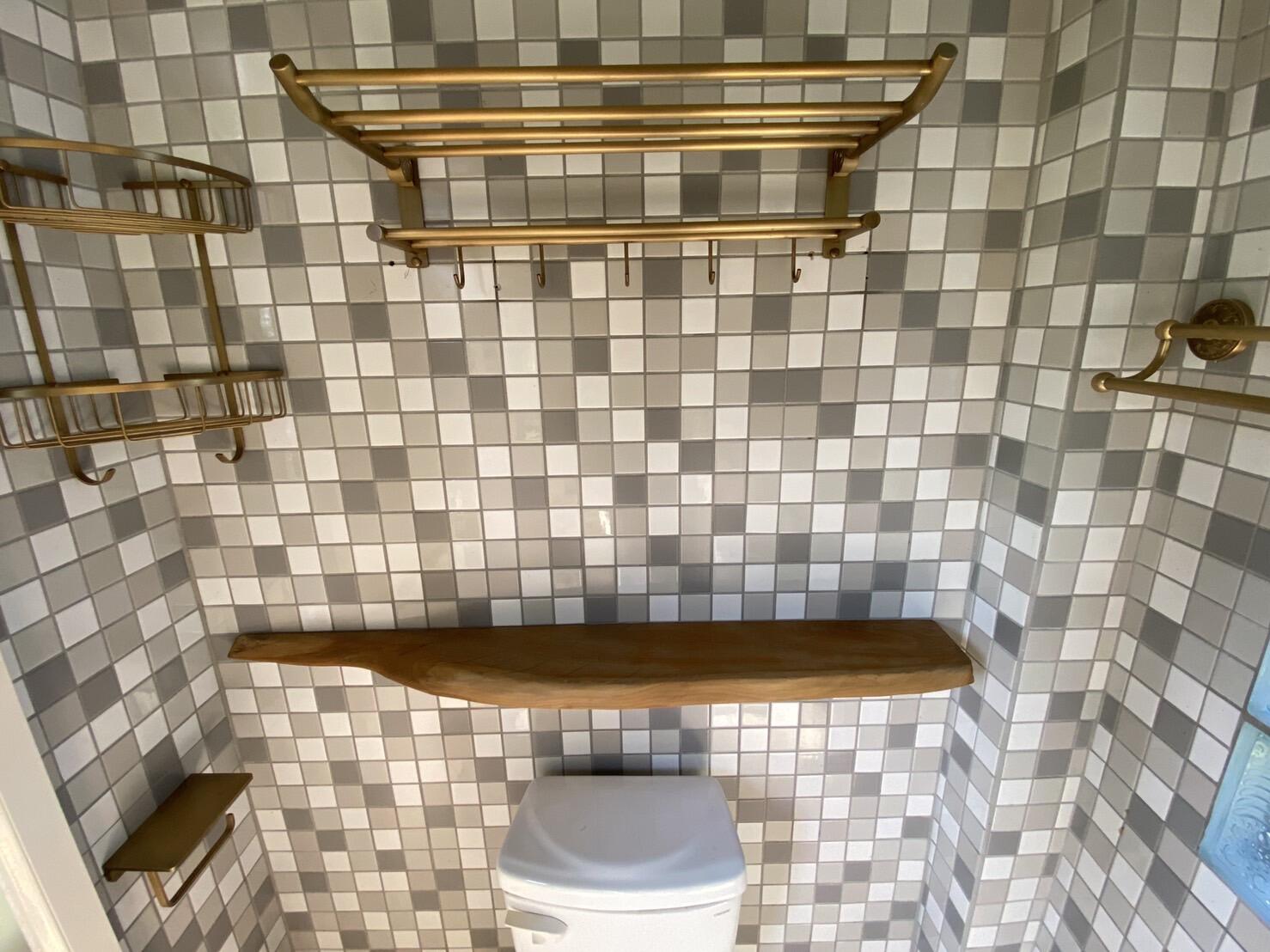 層板/層架/樓梯蓋板 層板的鐵件或是隱藏五金皆可以根據承重與結構量身訂製