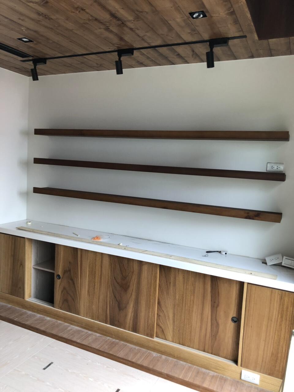 層板/層架/樓梯蓋板 層板的鐵件或是隱藏五金皆可以根據承重與結構量身訂製