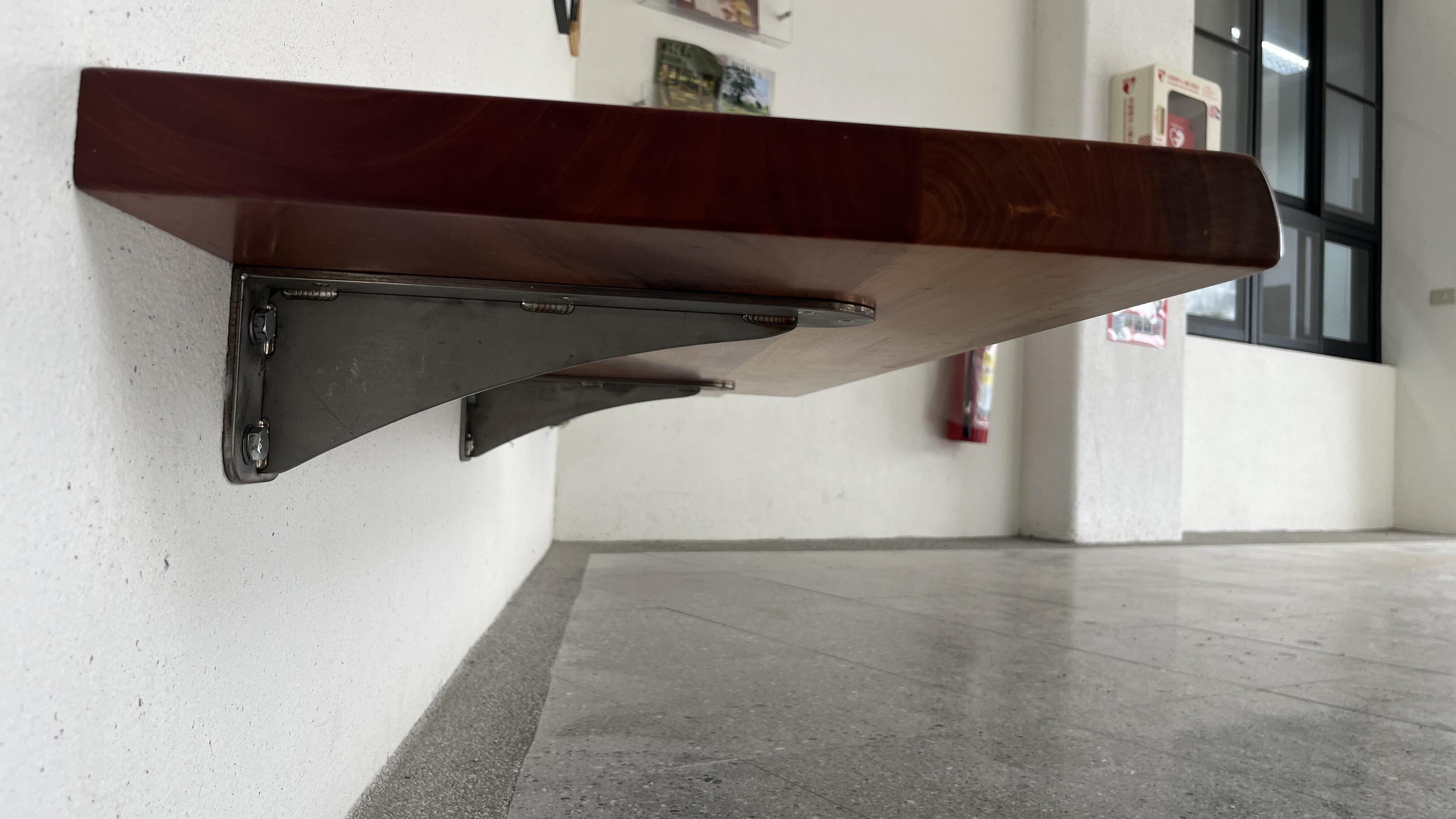 層板/層架/樓梯蓋板 層板的鐵件或是隱藏五金皆可以根據承重與結構量身訂製