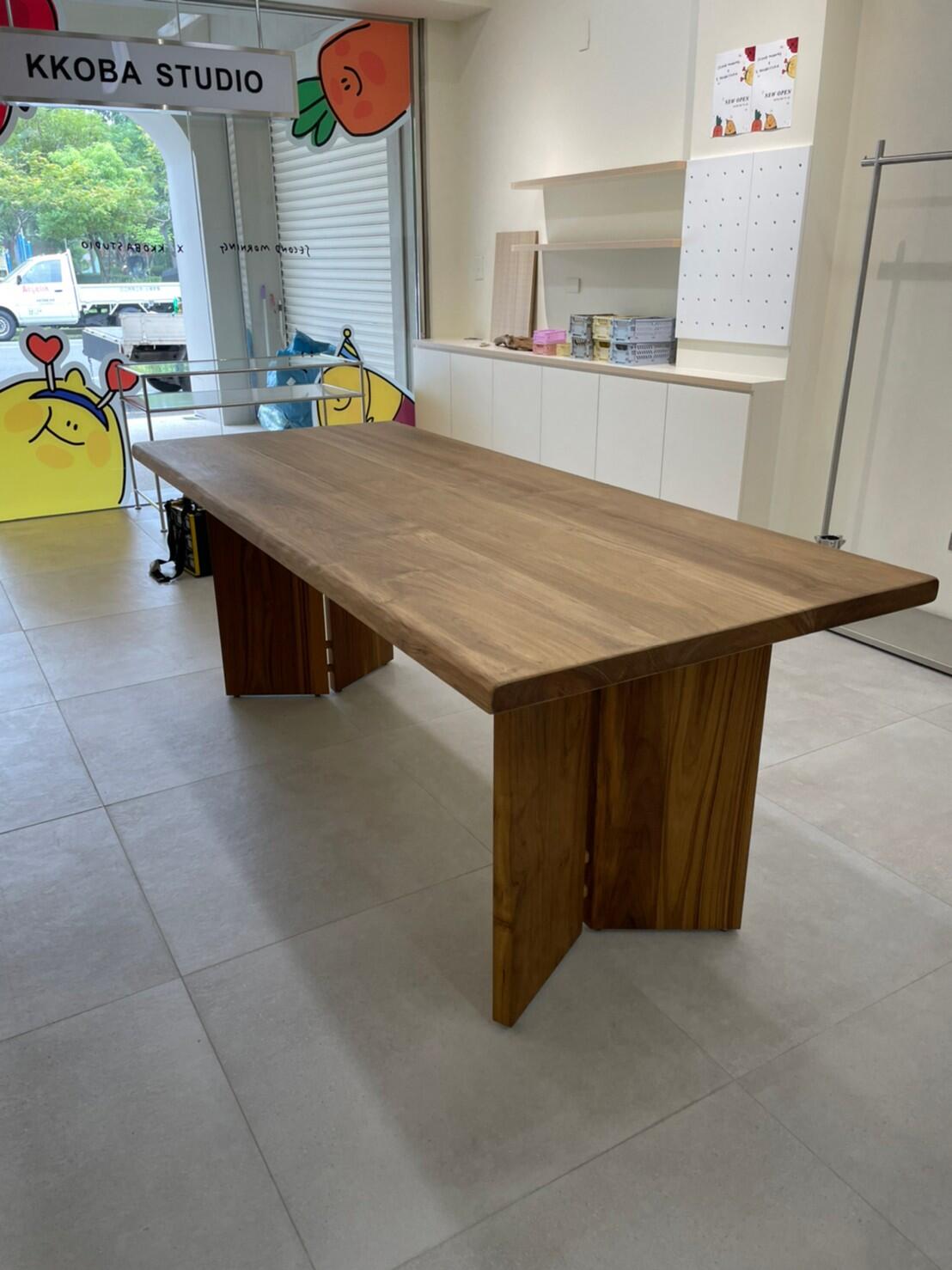 多款客製木桌腳展示，呈現不同木材色澤、造型與工法細節