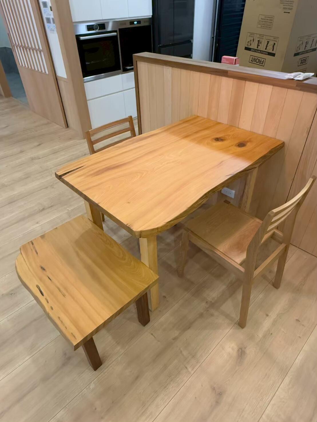 多款客製木桌腳展示，呈現不同木材色澤、造型與工法細節