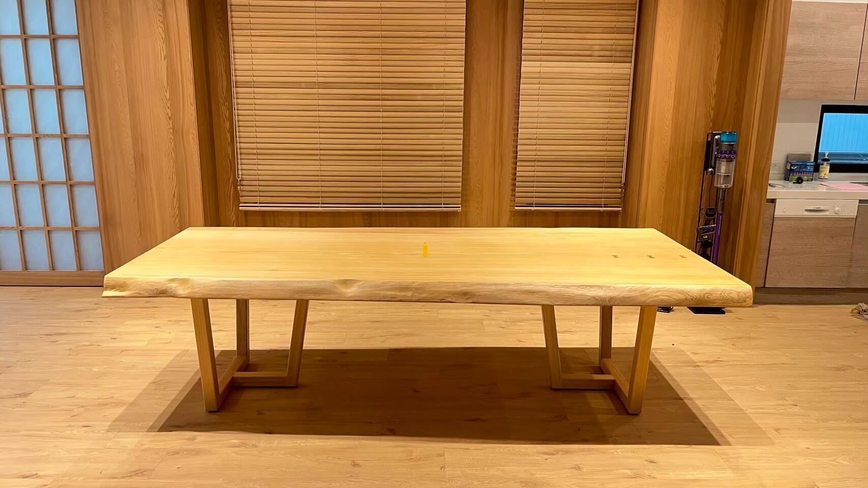 多款客製木桌腳展示，呈現不同木材色澤、造型與工法細節