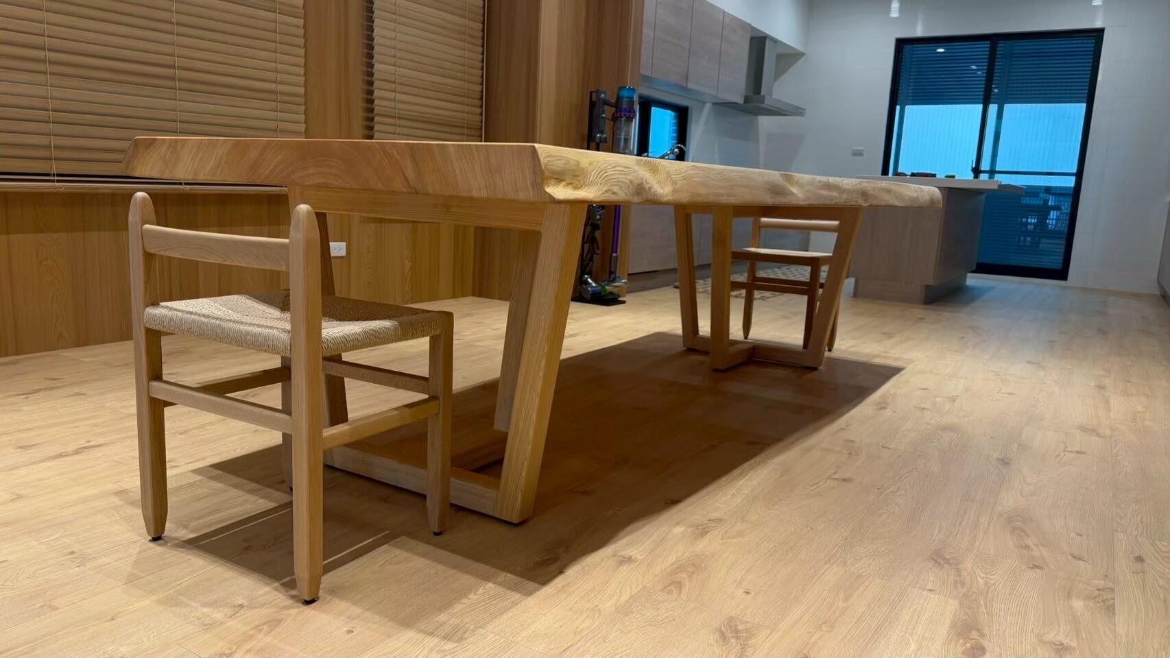 多款客製木桌腳展示，呈現不同木材色澤、造型與工法細節