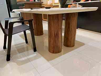 多款客製木桌腳展示，呈現不同木材色澤、造型與工法細節