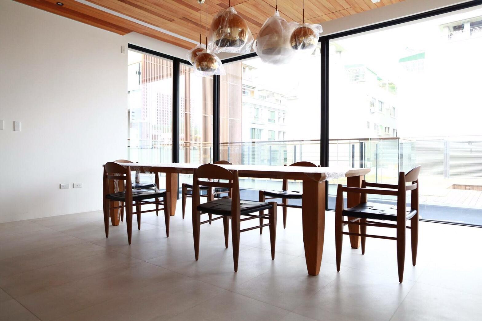 多款客製木桌腳展示，呈現不同木材色澤、造型與工法細節