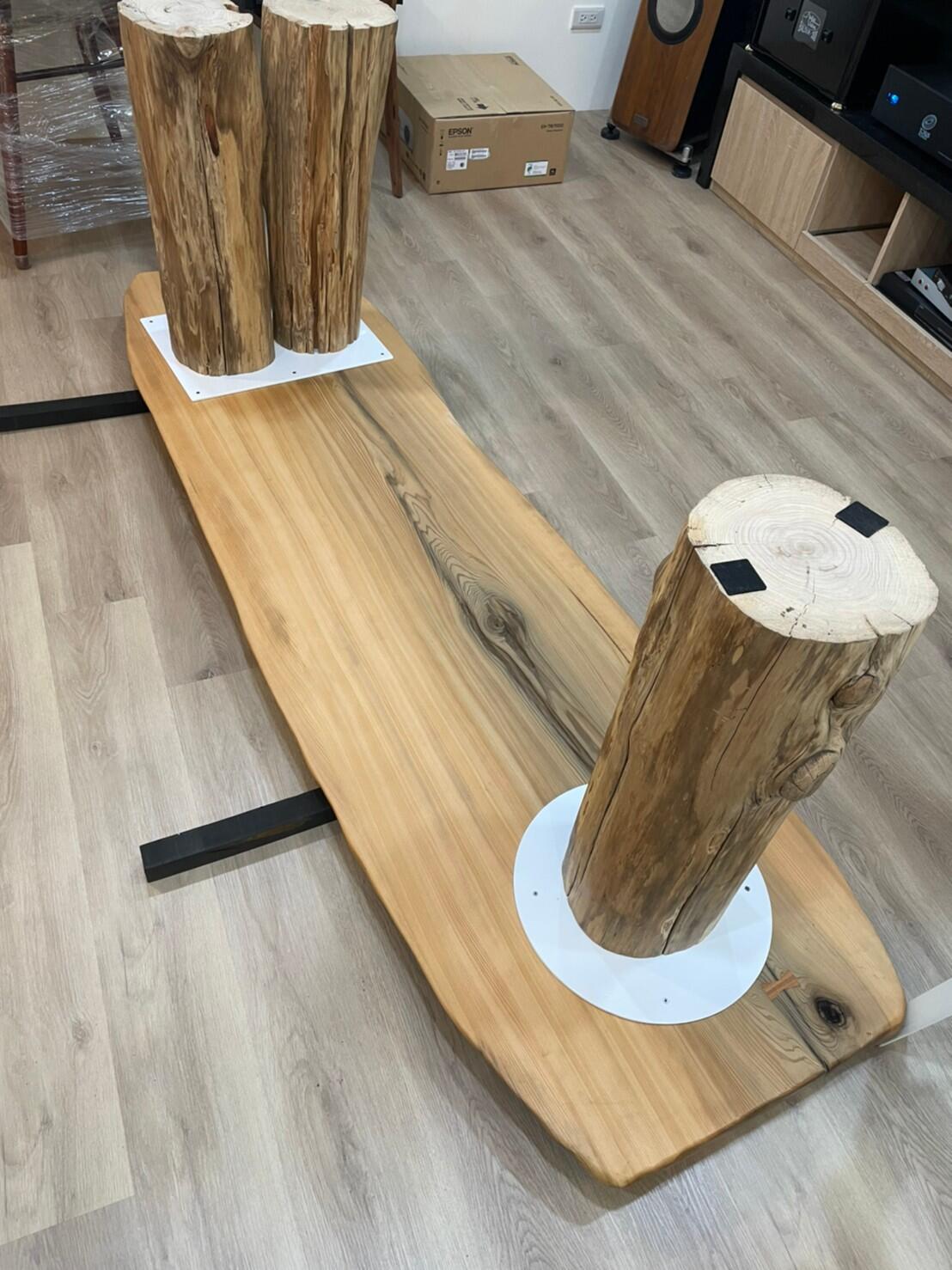 多款客製木桌腳展示，呈現不同木材色澤、造型與工法細節